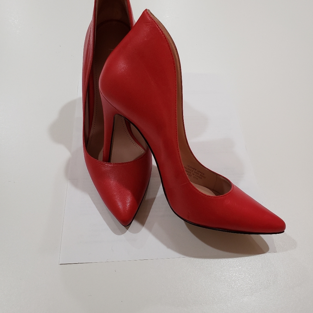 Red Pumps - image 4